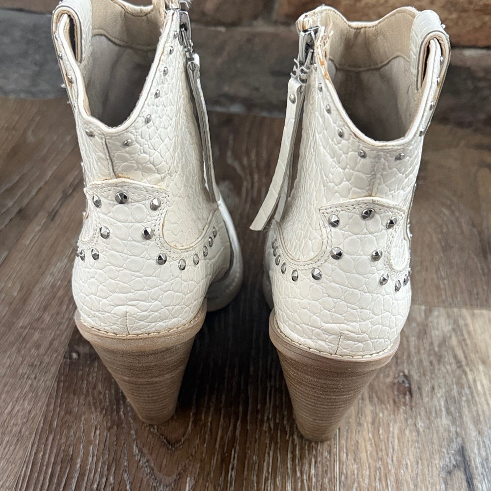 Sam Edelman, White Croc-Embossed Western Ankle Boots with Stud Details, 9.5 - Picture 11 of 11